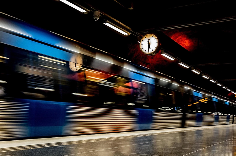 1263977-immagine-sfocata-di-un-treno-della-metropolitana-gratuito-foto
