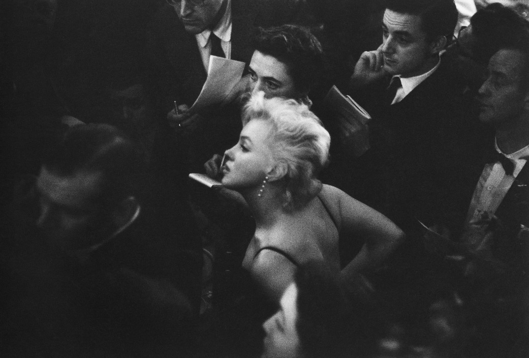 USA. New York city. 1956. The Waldorf Astoria Ballroom. Press conference prior to the filming of "The Prince And The Showgirl", US actress Marilyn Monroe.